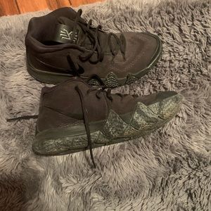 Nike Kyrie 4 ‘triple black’ youth shoes